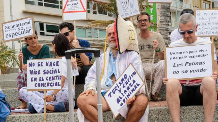 Protesta contra el alquiler vacacional en la playa de Las Canteras.