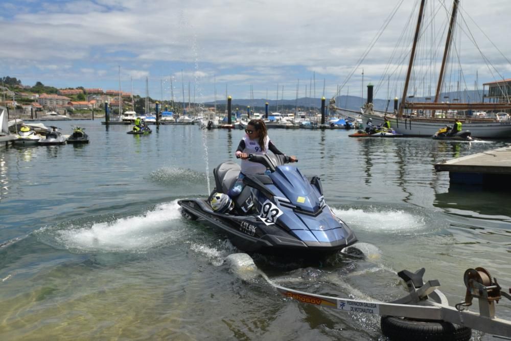 Los pilotos tardan cerca de 20 minutos en cruzar las rías de Vigo y Pontevedra pasando por la Costa da Vela