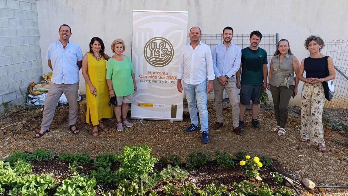 La clausura ha contado con el presidente de la Mancomunidad, el alcalde de San Sebastián de los Ballesteros así personal técnico, el monitor responsable y vecinas participantes.