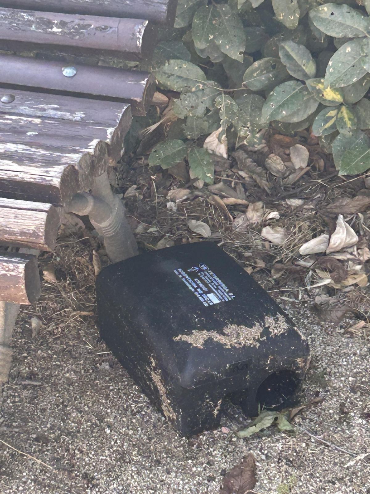 Caixa negra al costat d'un dels bancs del parc infantil