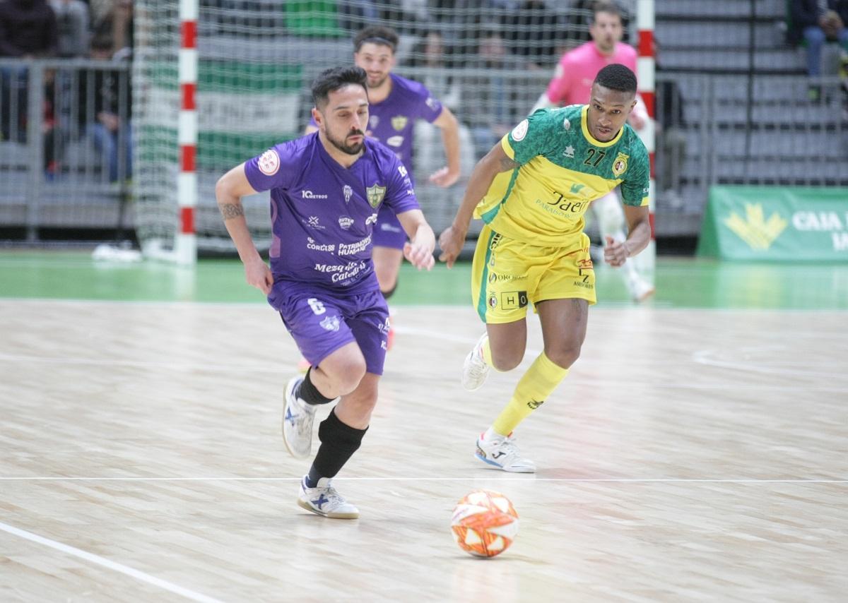 Jesulito conduce el balón en el Olivo Arena en el Jaén-Córdoba Futsal.