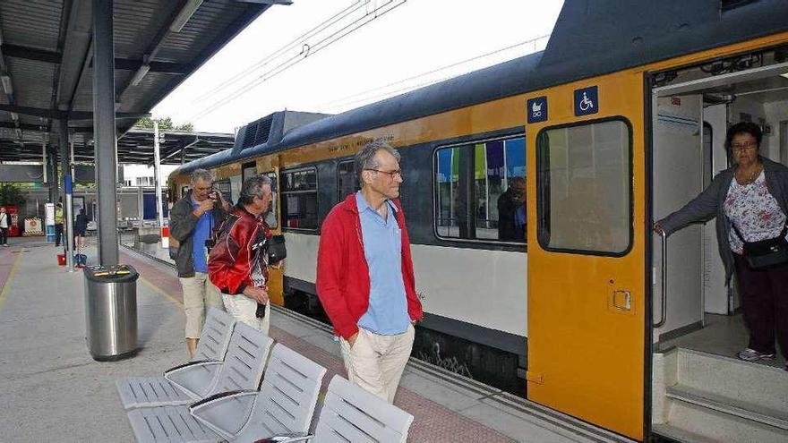 Salida desde Guixar-Vigo de uno de los trenes diesel que comunica Galicia y Portugal. // Marta G. Brea