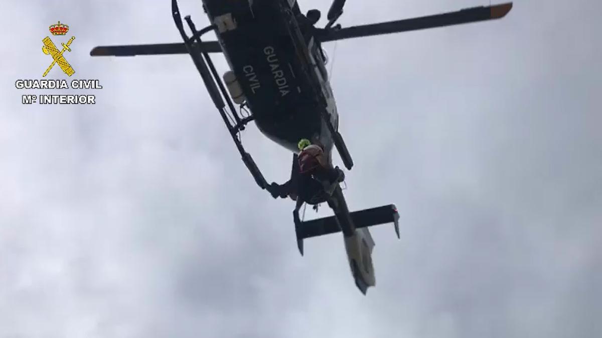 El helicóptero de la Guardia Civil durante una de sus actuaciones.