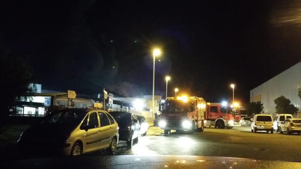 Un incendio calcina la panificadora de Mercadona