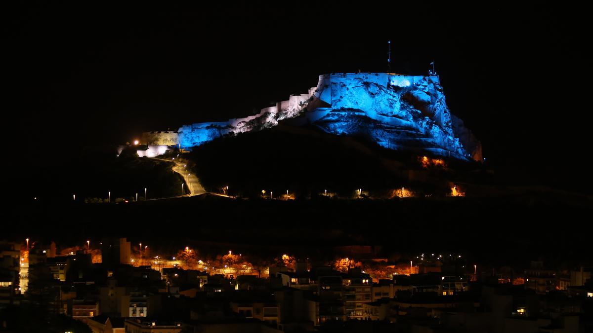 El Castillo de Santa Bárbara iluminado con motivo del Día de Europa en Alicante.