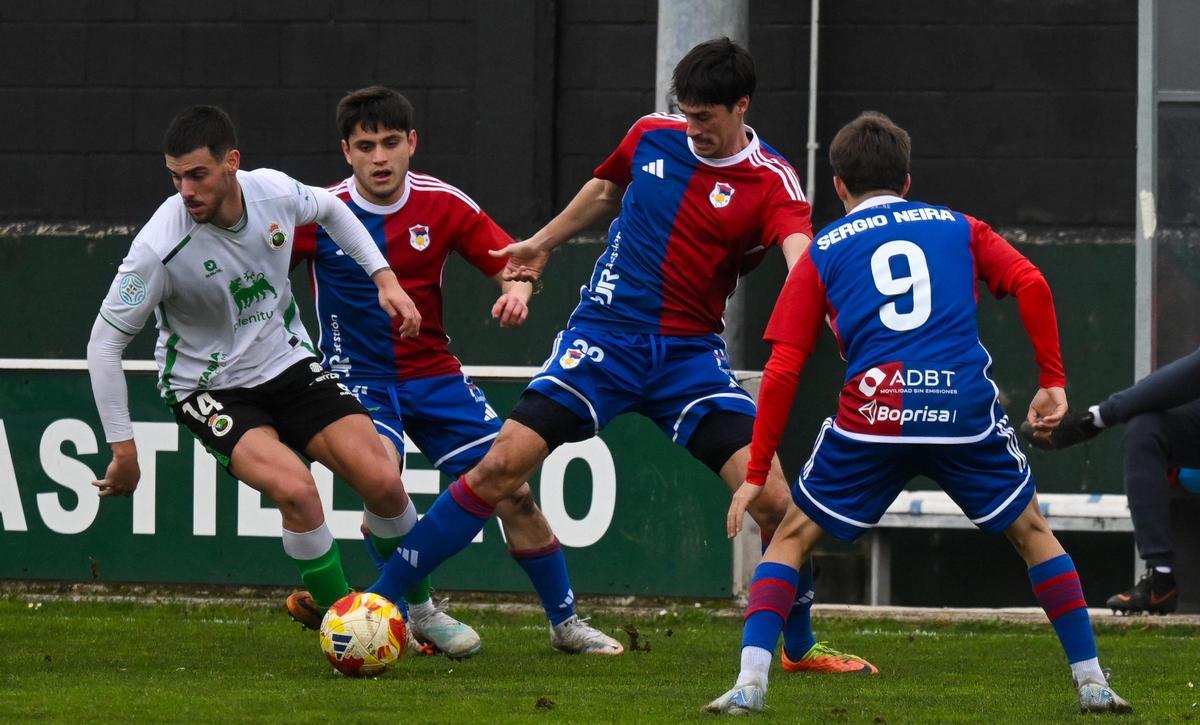 Pablo Pérez trata de controlar el balón ante su rival cántabro y dos de sus compañeros.