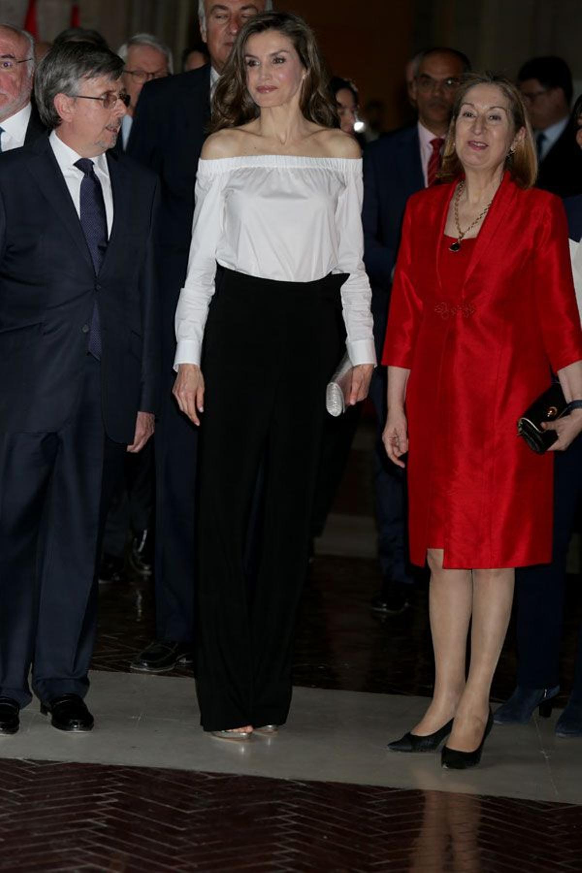 El look de Letitia Ortiz en blanco y negro con top de Hugo Boss y pantalón Uterqüe