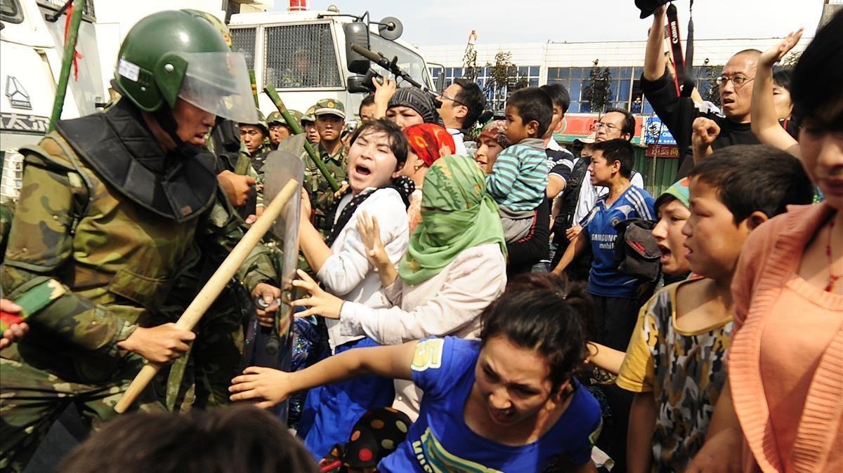 zentauroepp10906824 ethnic uygur women  r  clash with chinese riot police as the180912120917