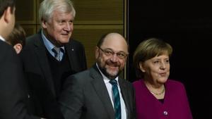 Merkel (derecha), junto a Schulz (centro) y Horst Seehofer, presidente de la CSU, durante la reunión en la sede del Partido Socialdemócrata (SPD) en Berlín, el 2 de febrero.