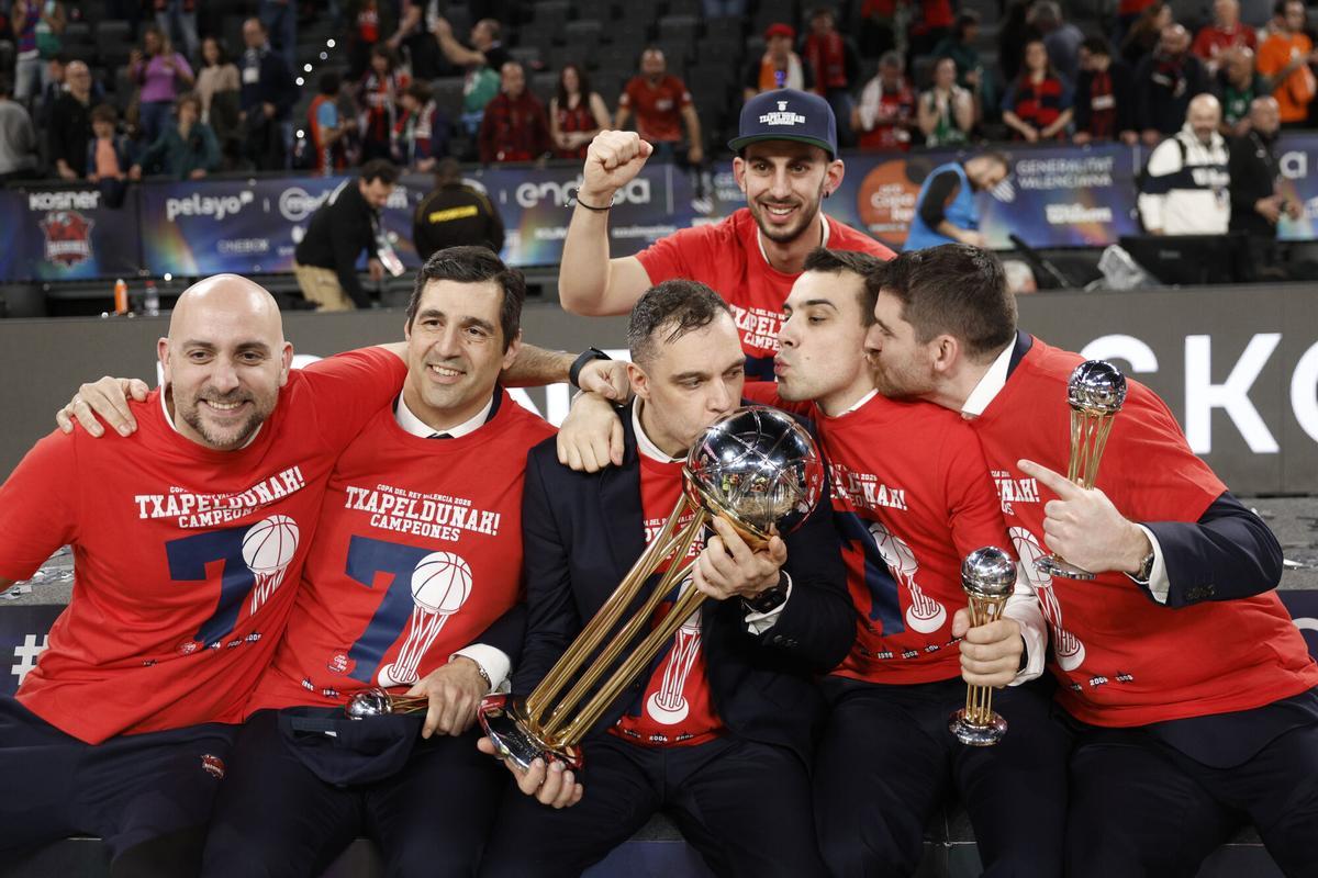 El equipo técnico de Baskonia encabezado por el italiano Paolo Galbiati celebran su victoria en la final de la Copa del Rey tras derrotar al Real Madrid en el encuentro que han disputado en el Roig Arena de Valencia. EFE/ Kai Försterling