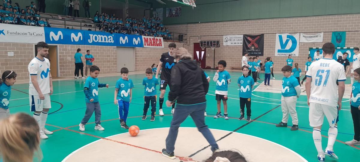 Escolares de Toro disfrutan de una mañana de fútbol sala con los Mega Cracks del Inter Movistar