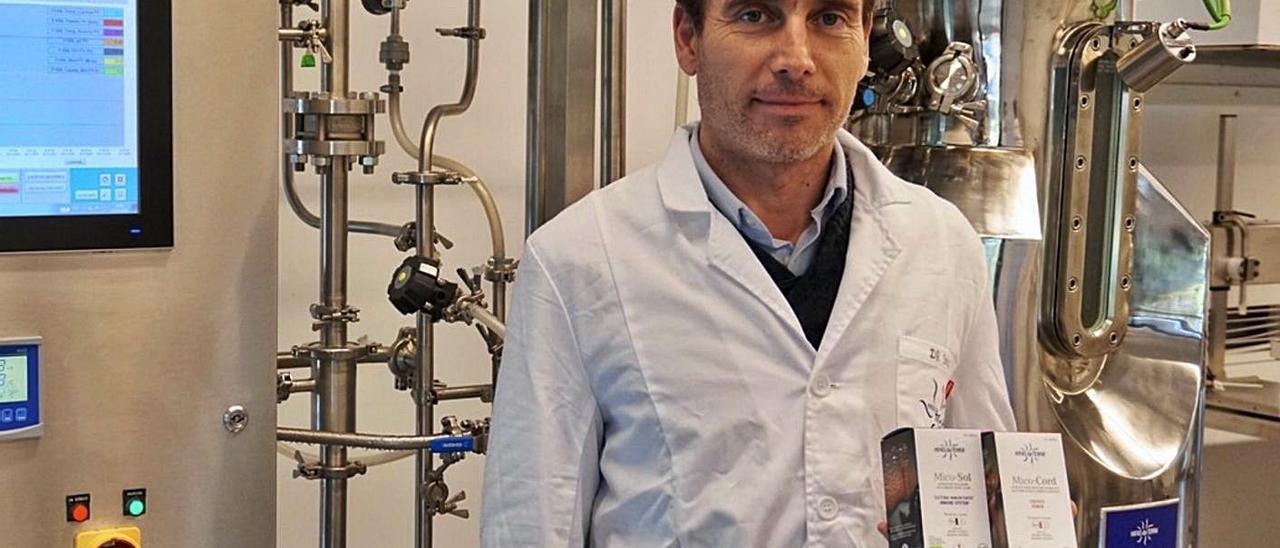 Esteban Sinde muestra algunos de los nutracéuticos utilizados en el estudio.   | // R.V.