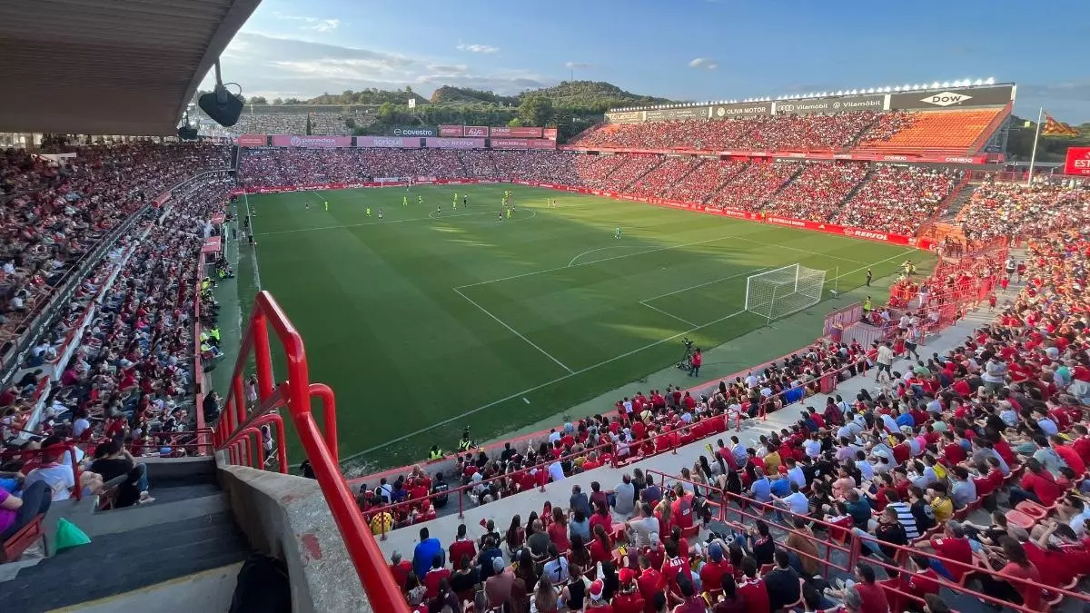El Nou Estadi se prepara para una final por la segunda plaza