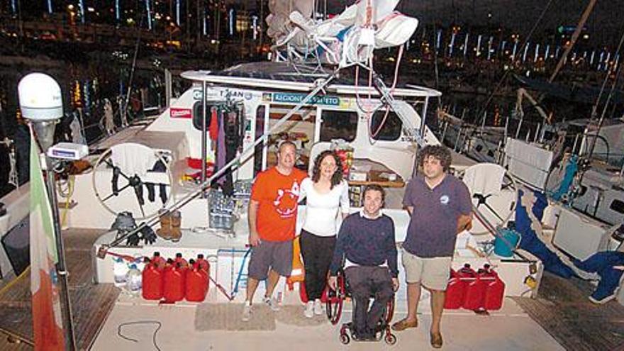 Algunos de los tripulantes del catamarán italiano, preparados para emprender la tarvesía hacia Martinica.