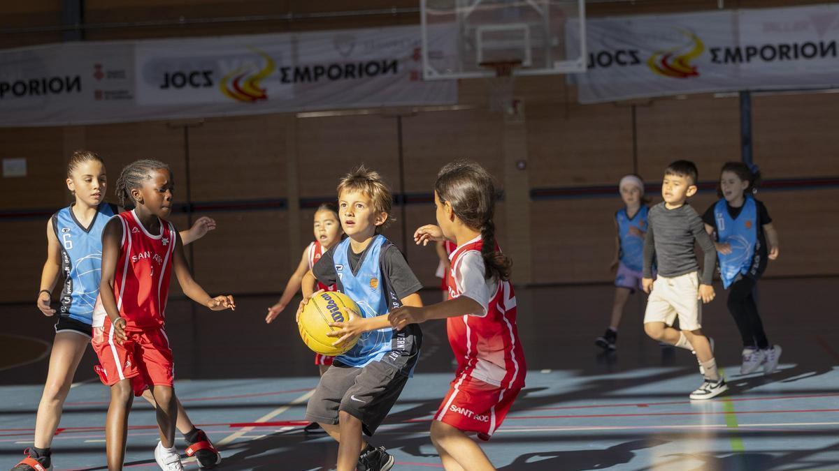Infants participant en una activitat de bàsquet dels Jocs Emporion 2026 a la Garrotxa.