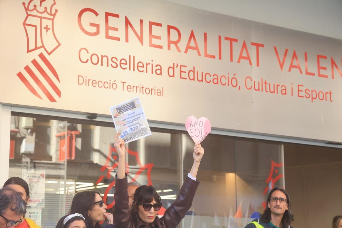 Los profesores se concentran en Alicante para reclamar mejoras en la educación pública