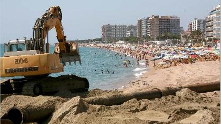 Els treballs per recuperar la sorra de la platja de s&#039;Abanell, a Blanes, realitzats l&#039;estiu del 2009.