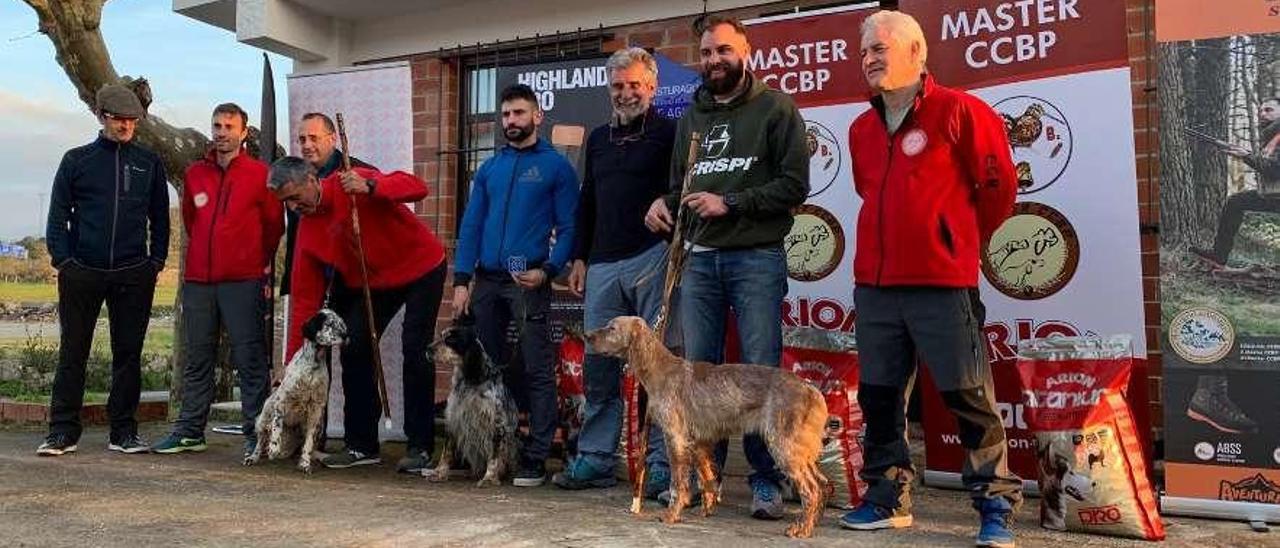 Ezequiel Pérez, segundo por la derecha, con la vara de ganador de la prueba y con &quot;Blondie del Enigma del Bosque&quot;.