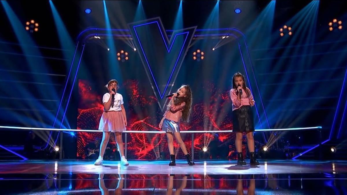 las tres niñas del equipo de Aitana cantan la canción 'Eres tú', de Carla Morrison.