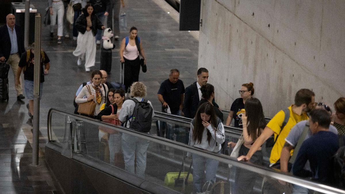 Viajeros de la alta velocidad en la estación de Delicias de Zaragoza.