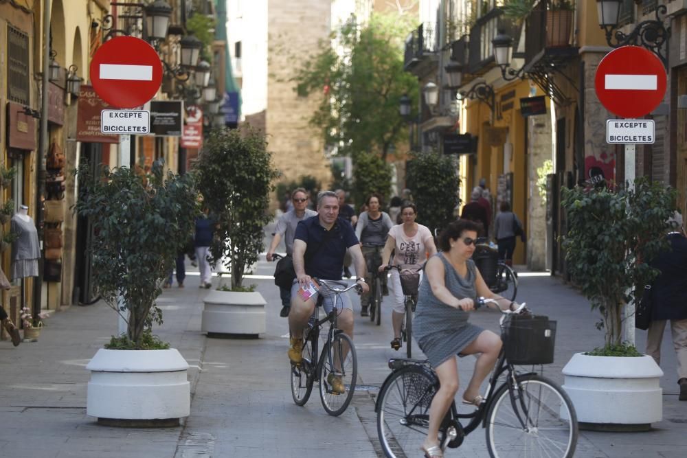 Bicis y peatones toman la calle Serranos.