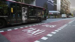 Barcelona dibuixa ‘catifes vermelles’ al carril bus de Balmes per marcar la seva prioritat sobre els cotxes i augmentar-ne la velocitat