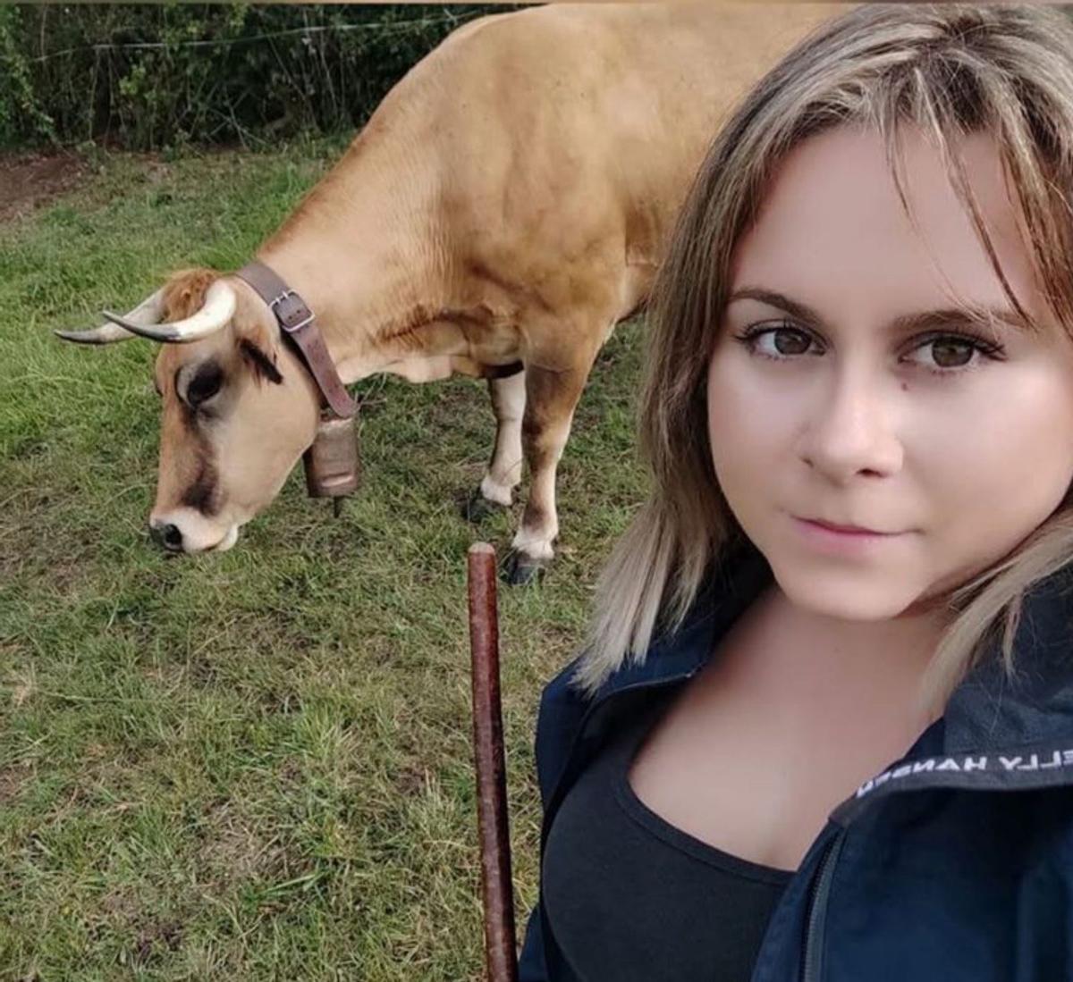 Verónica Molleda, con una de sus vacas. | V. M.