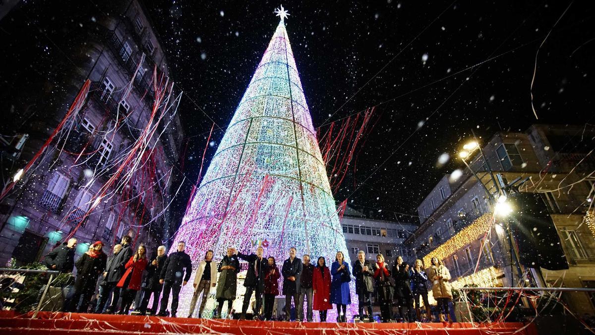 Encendido de la iluminación navideña del año 2022 en Vigo, con el gran árbol en segundo plano