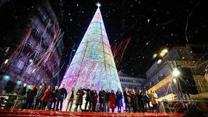 Encendido de la iluminación navideña del año 2022 en Vigo, con el gran árbol en segundo plano