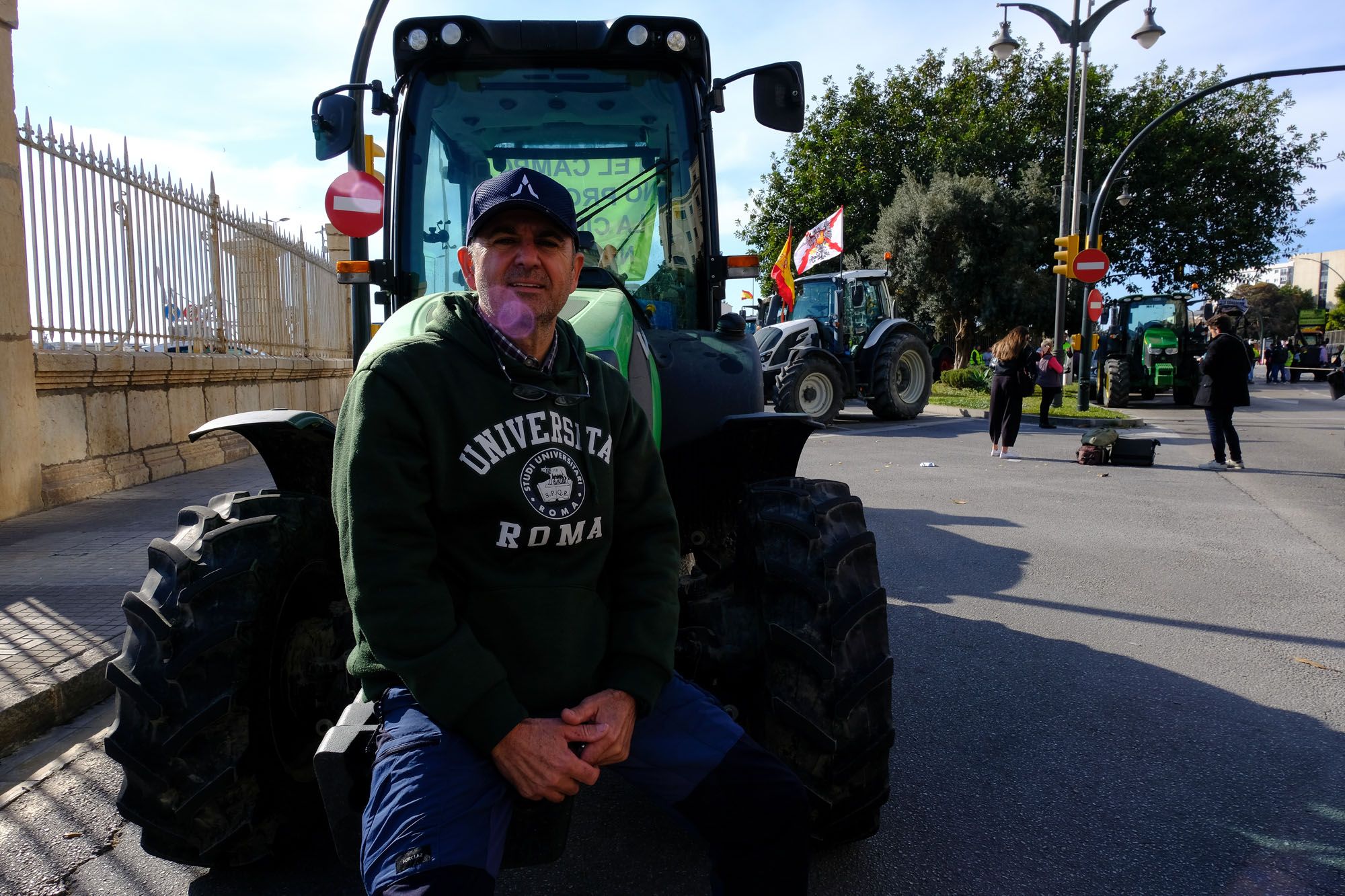 Los agricultores malagueños cortan las carreteras en protesta por la crisis del sector