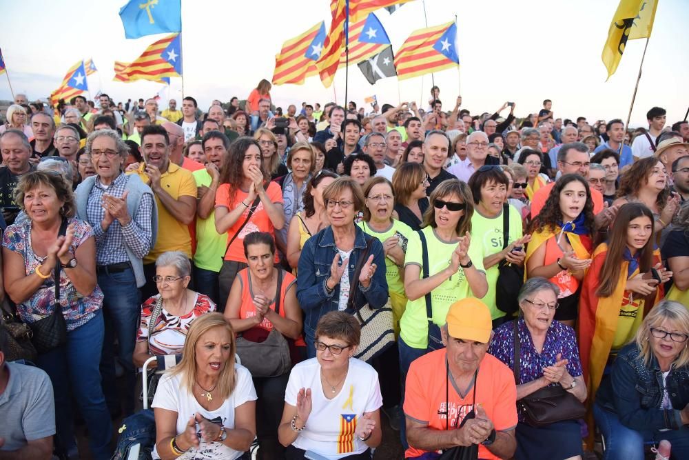 Una multitud omple Lledoners com mai en la vigília de 1-O