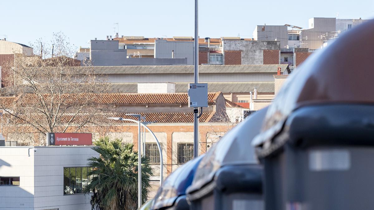 Una de las cámaras de vigilancia que controla islas de contenedores en Terrassa