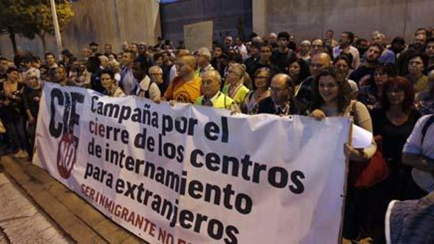 Un momento de la protesta ayer ante el CIE.