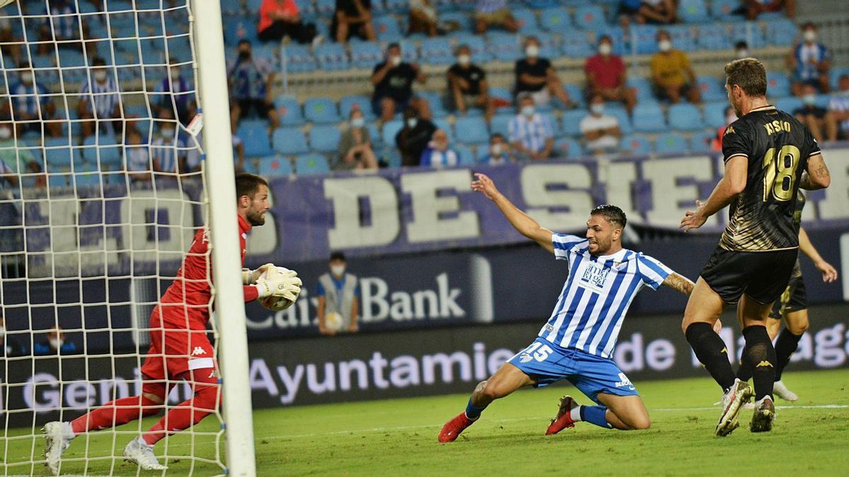 Antoñín intenta llegar a un balón en el último encuentro en La Rosaleda ante el Alcorcón.