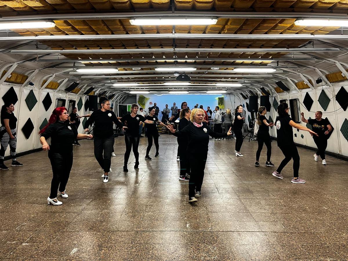 Un momento del ensayo de la comparsa Nasau en los cuarteles Manuel Lois.