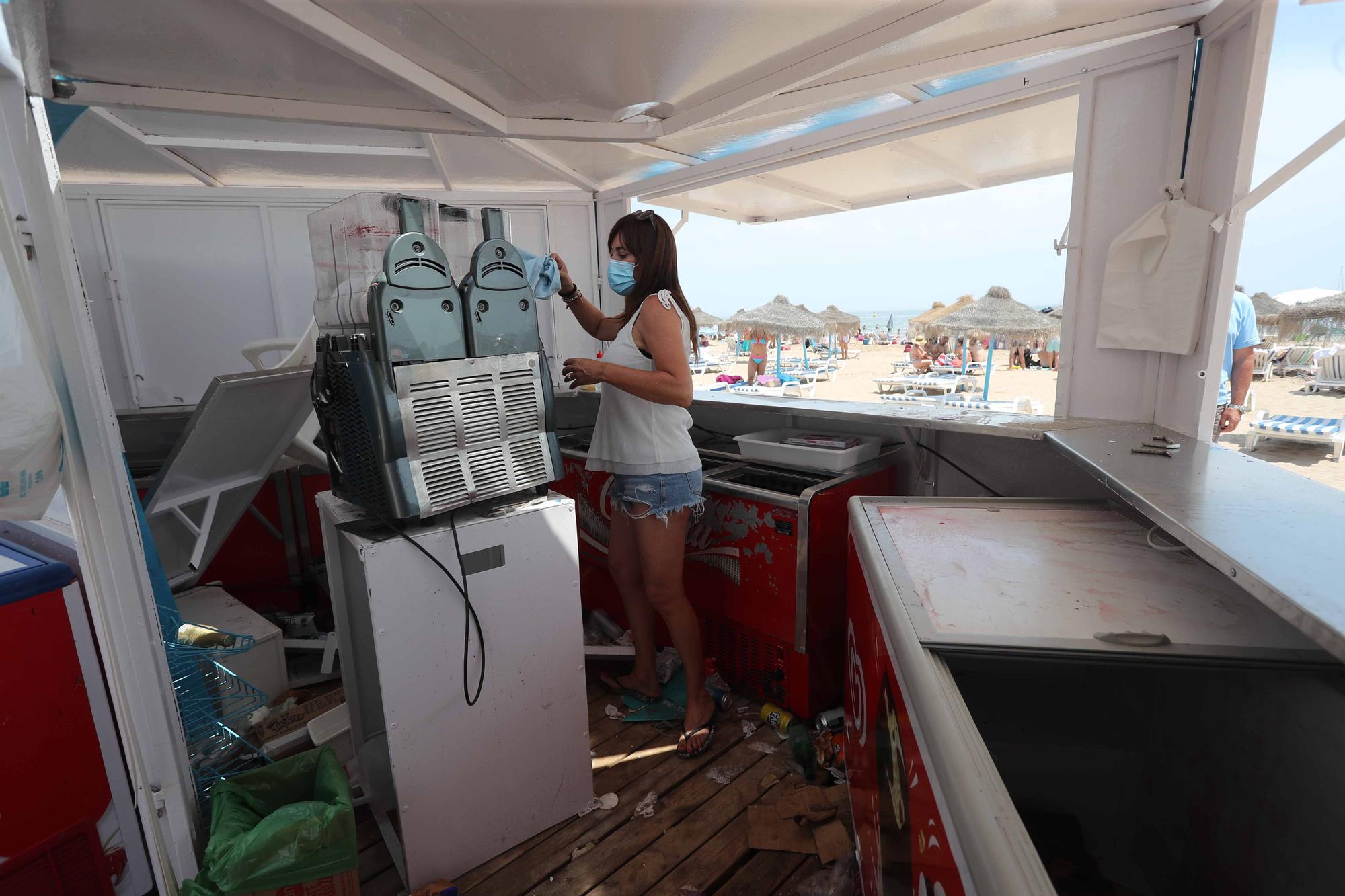 Así ha sido el acto vandálico en los chiringuitos de la playa de la Malva-rosa