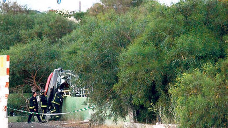 El autobús accidentado en la autovía de Alicante.