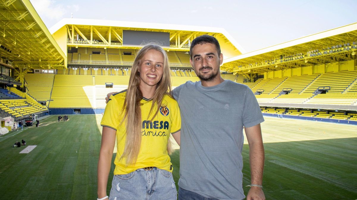 Hannah Hampton con Sergi Campos, coordinador del fútbol femenino del Villarreal, en una visita a La Cerámica.