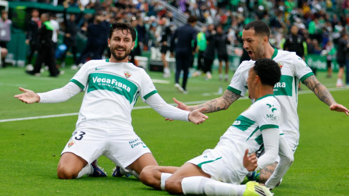 El defensa del Elche Víctor Chust (i) celebra tras marcar el 1-0 durante el encuentro de la jornada 37 de LaLiga entre Elche CF y Getafe CF, este domingo en el Estadio Martínez Valero de elche (Alicante).