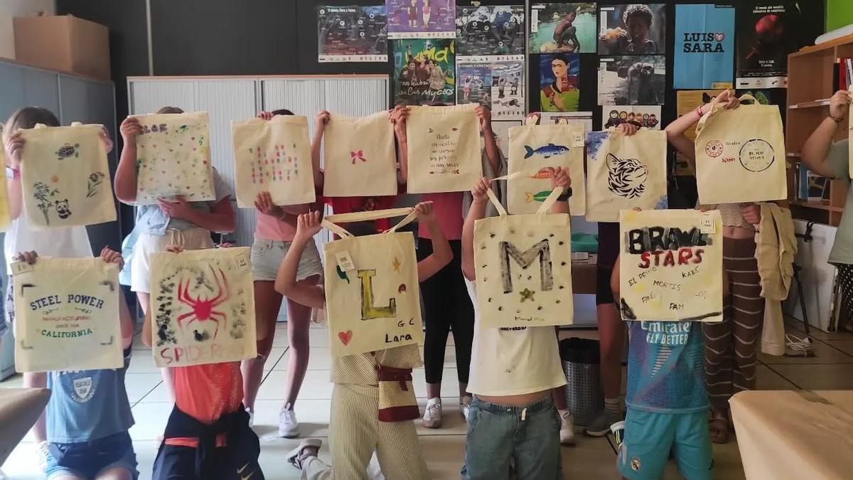 El taller de "tote bags", celebrado este viernes en Laviana.