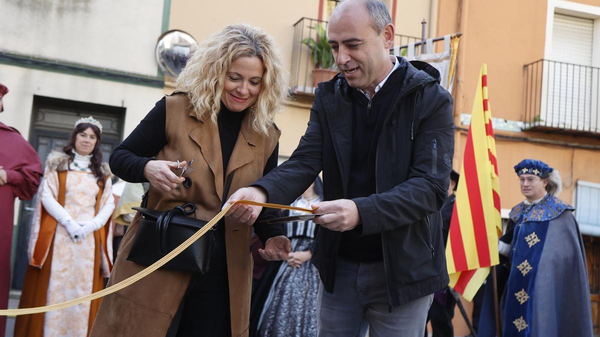 La alcaldesa, Virginia Martí, inaugurando la feria, junto al diputado provincial Santi Pérez.