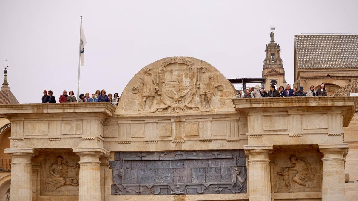 Córdoba abre la terraza de la Puerta del Puente