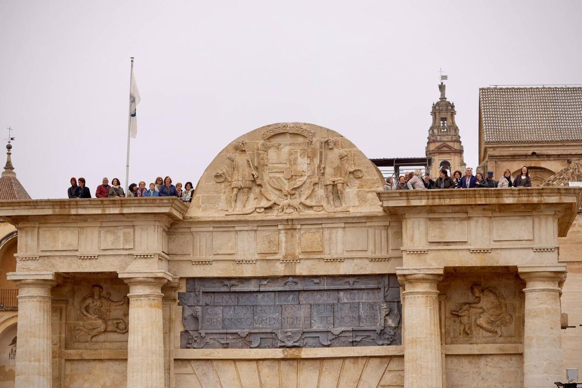 Córdoba abre la terraza de la Puerta del Puente