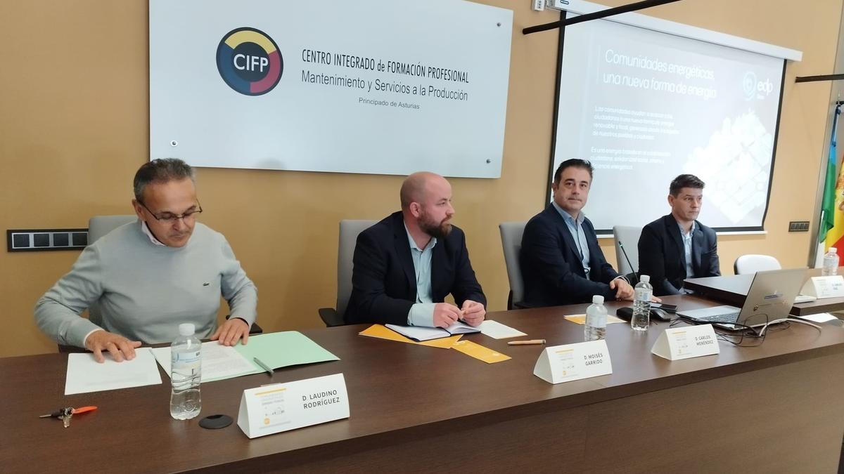Carlos Menéndez, de EDP, segundo por la derecha, momentos antes de su intervención en las jornadas