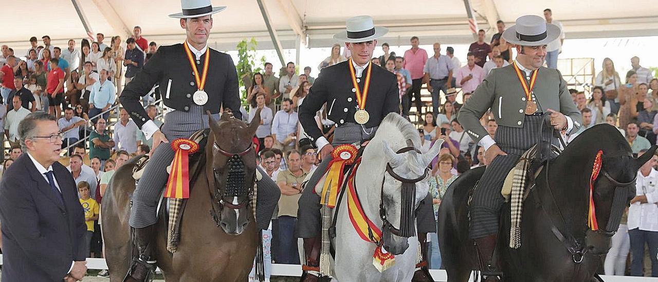 Rafael Blanco, junto a los tres primeros clasificados del campeonato de doma vaquera.