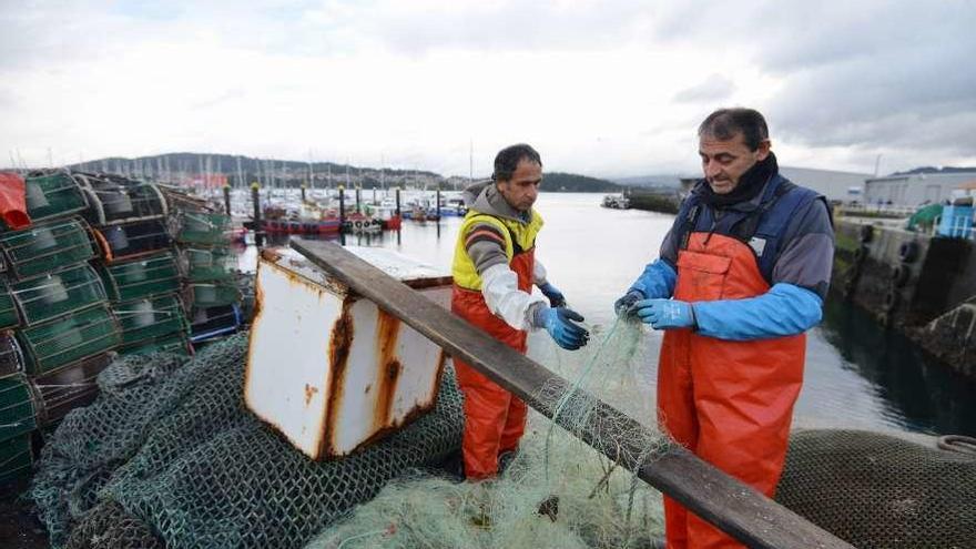 Los marineros realizaron ayer labores de mantenimiento de los aparejos en tierra. // Gustavo Santos