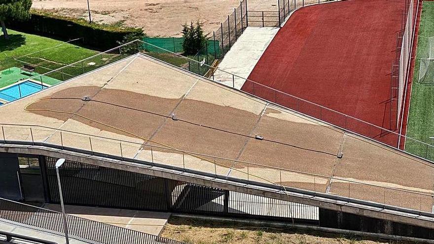 Una imatge del voladís, que serveix de mirador de la vall salina, i que l&#039;Ajuntament considera inacabat