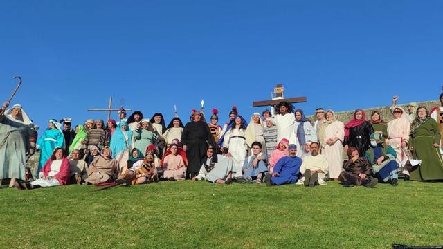 Parte del elenco de actores y actrices, vecinas de Salvaterra, que representarán el Vía Crucis en el recinto amurallado. // D.P.