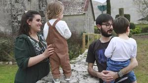 Andrea y su marido Mikael con sus hijos, Kai y el protagonista de la historia, Ian.