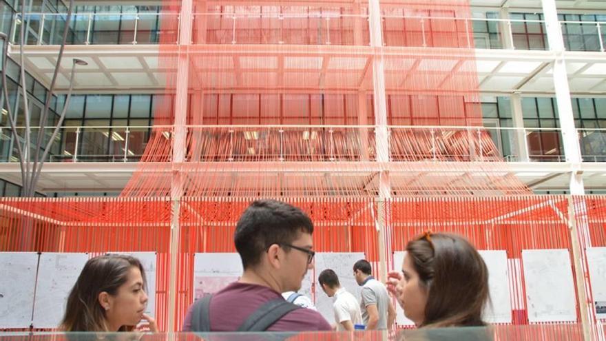 La instalación llenó de color el edificio administrativo de San Miguel.